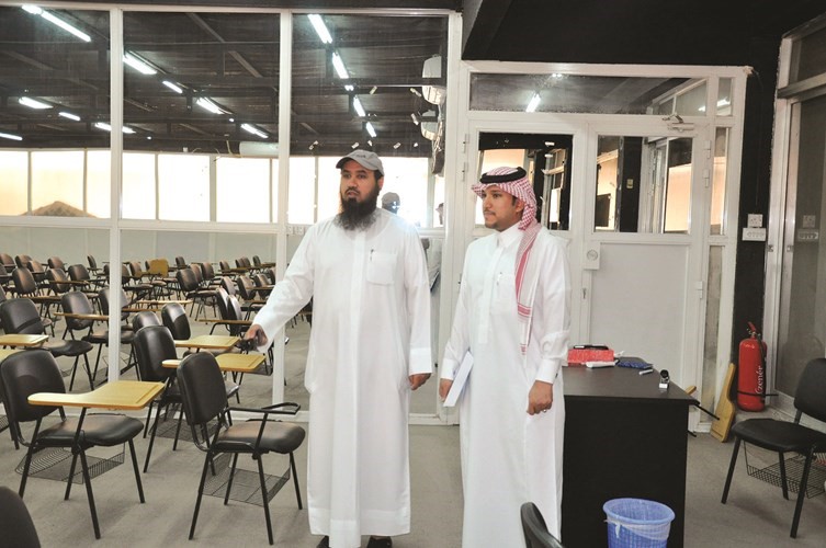 جانب من جولة آل حمد بجمعية المهندسين﻿