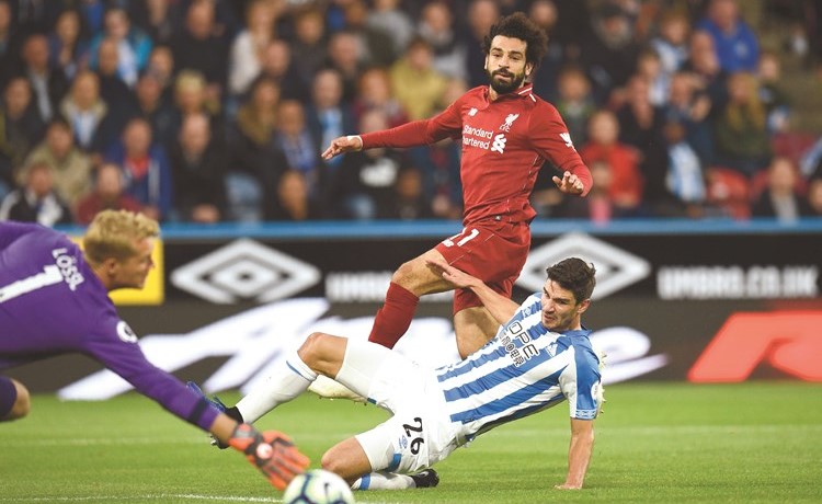نجم ليفربول محمد صلاح يسجل هدف فريقه 	(أ.ف.ب)﻿