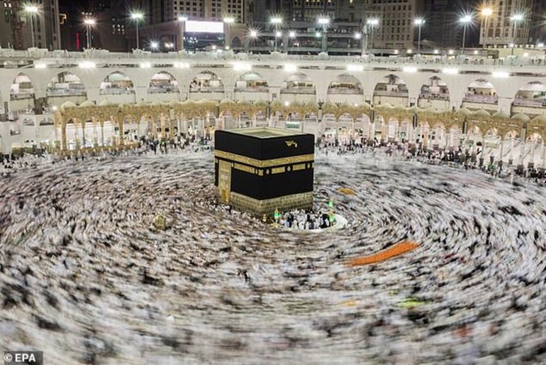 بالصور..كيف اكتشف إمام مسجد أتراكاً ظلوا يصلون عكس القِبلة لـ 37 عاما؟!
