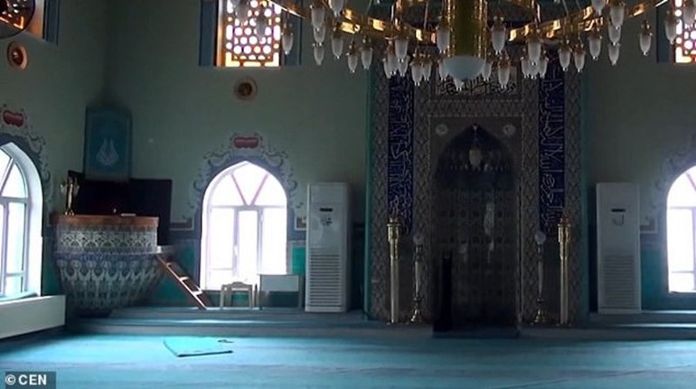 بالصور..كيف اكتشف إمام مسجد أتراكاً ظلوا يصلون عكس القِبلة لـ 37 عاما؟!