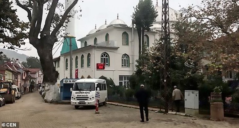 بالصور..كيف اكتشف إمام مسجد أتراكاً ظلوا يصلون عكس القِبلة لـ 37 عاما؟!