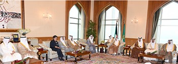 الأمير مستقبلاً الرئيس الغانم والنواب المشاركين في أعمال مؤتمر "البرلماني الدولي"