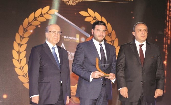 نواف ناجيا متسلما الجائزة ﻿