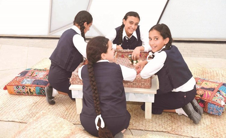  مجموعة من الفتيات المشاركات في الفعاليات﻿
