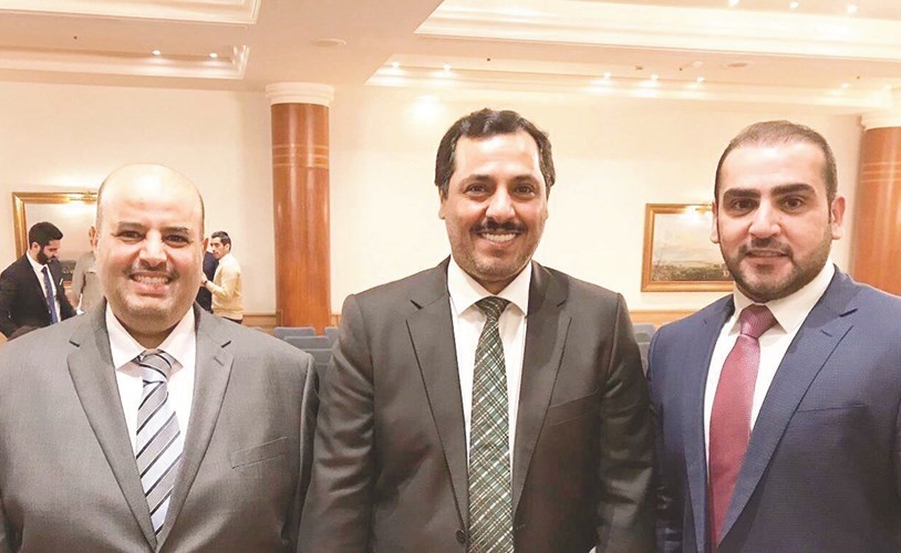 د. عبدالكريم الكندري ود. مبارك الحجرف مع الملحق المالي في المكتب الصحي فيصل الزمانان﻿