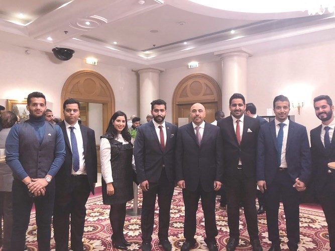 السفير سامي السليمان يتوسط اعضاء الهيئة الادارية لاتحاد فرنسا ﻿