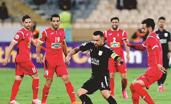 لاعب السد تشافي محاصرا من لاعبي بيروزي الإيراني﻿