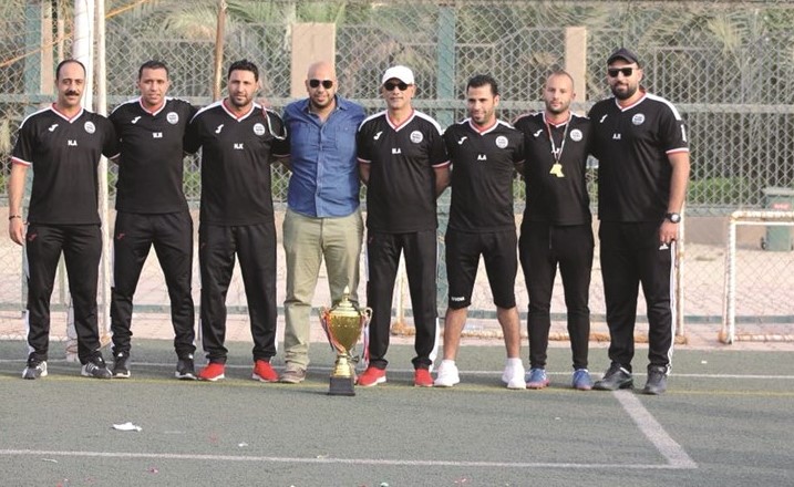 محمد منصور يتوسط مدربي الأكاديمية ﻿