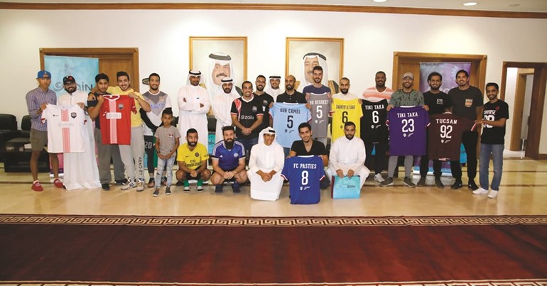 لقطة جماعية لممثلي الفرق المشاركة في دوري الدواوين				(زين علام)﻿