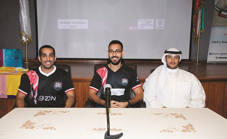 خالد العميري متوسطا محمد الشريعان وخالد عبدالقادر﻿