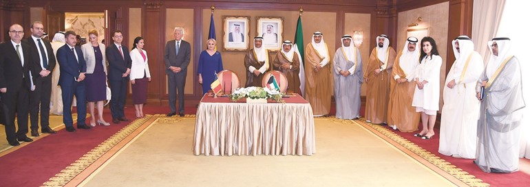 سمو رئيس الوزراء الشيخ جابر المبارك ورئيس وزراء رومانيا قبيل توقيع مذكرتي التفاهم﻿