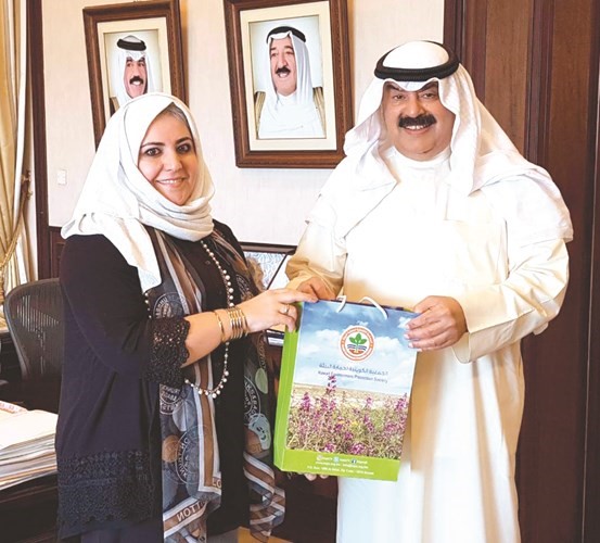 خالد الجارالله أثناء اسقباله رئيسة الجمعية الكويتية لحماية البيئة وجدان العقاب ﻿