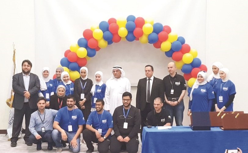 طلبة وطالبات قسم علوم المعلومات في كلية علوم وهندسة الحاسوب خلال مسابقة البرمجة ﻿
