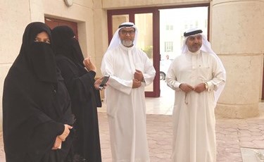 فهد الغيص وأنور عبد الغفور خلال الجولة في المعهد الديني للبنات بمدينة جابر الأحمد السكنية﻿