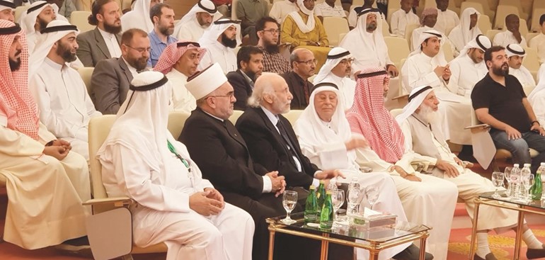 خالد الصالح ومفتي صربيا مولود دودتيش وعدد من المهتمين بالعمل الخيري في مقدمة الحضور خلال اختتام ملتقى هذا نبينا﻿