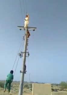 بالفيديو.. مقطع صادم لمراهقين يتأرجحون فوق خطوط الكهرباء