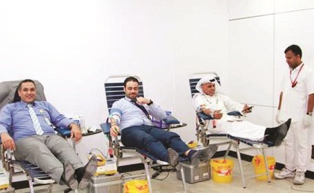 متبرعون بالدم في حملة الإنماء العقارية﻿