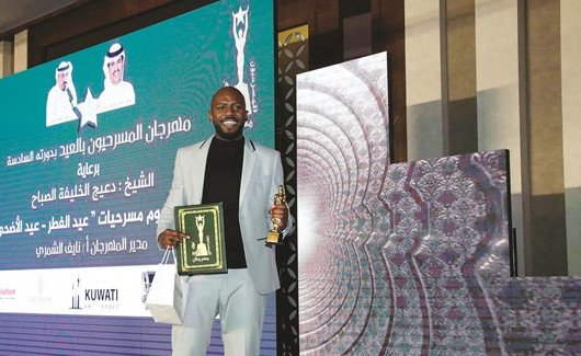 الملحن دافي بعد فوزه في مهرجان المسرحيون	(زين علام)﻿