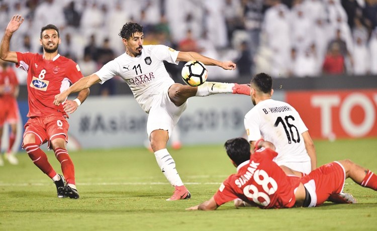 لاعب السد بونجاح يحاول هز الشباك الإيرانية﻿