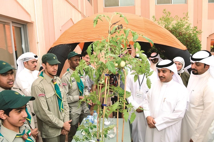 د.عبدالمحسن الحويلة يطلع على إنجاز فريق إحدى المدارس في مجال الزراعة﻿