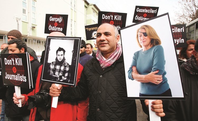 صورة ارشيفية لصحافيين يتضامنون مع ماري كولفين في اسطنبول عام ٢٠١٢	(ا.ف.پ)﻿