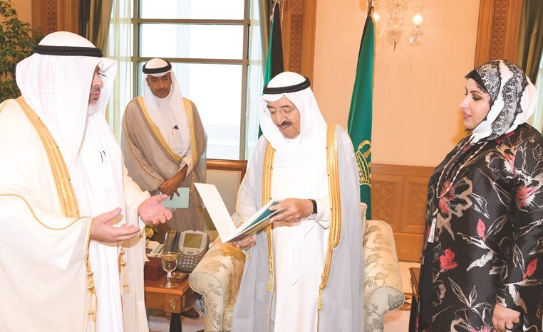 صاحب السمو الامير يتسلم تقرير المحاسبة من عادل الصرعاوي﻿