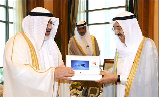 صاحب السمو الأمير الشيخ صباح الأحمد يتسلم من عادل الصرعاوي التقرير السنوي