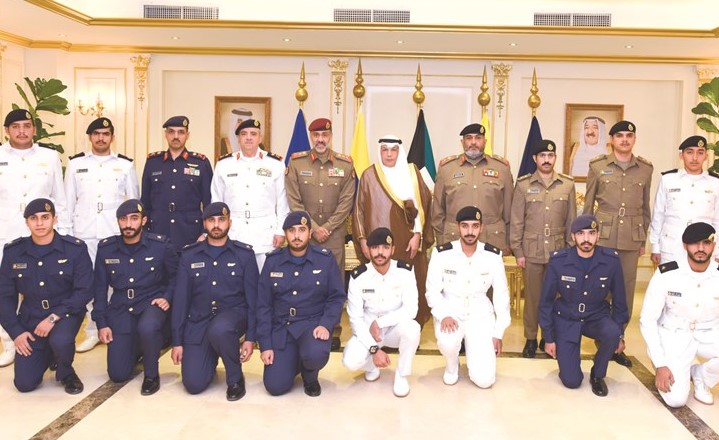 الشيخ خالد الجراح والفريق الركن عبدالله النواف مع الضباط المرقين ﻿