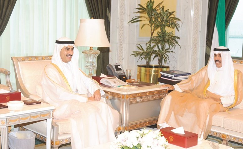 سمو ولي العهد الشيخ نواف الأحمد مستقبلا السفير الشيخ ثامر الجابر ﻿