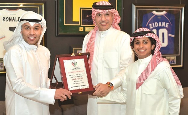 طلال نايف يقدم درعا تذكارية لعبدالله الربيع﻿