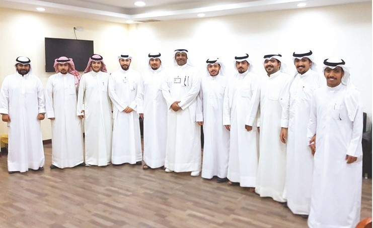 د.حسين متوسطا أعضاء الاتحاد خلال تسلمهم المقر﻿