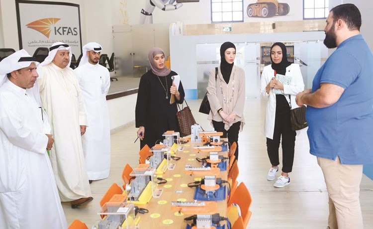 رياض الشرف وم.هيثم العجمي خلال الجولة ﻿