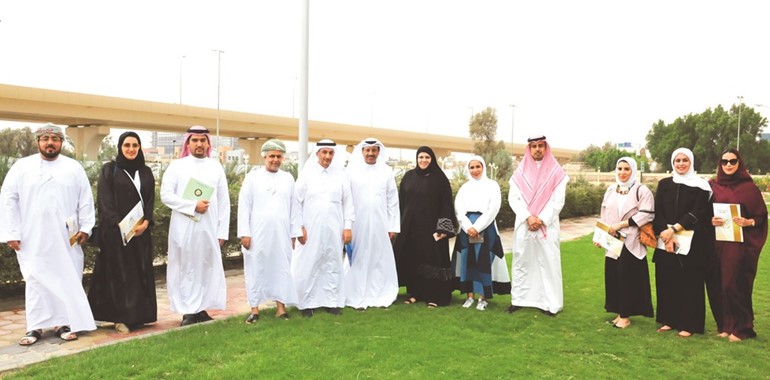 خليفة العبري وضياء الفارس وأعضاء الأمانة العامة لمجلس التعاون لدول الخليج المشاركون في الاجتماع﻿
