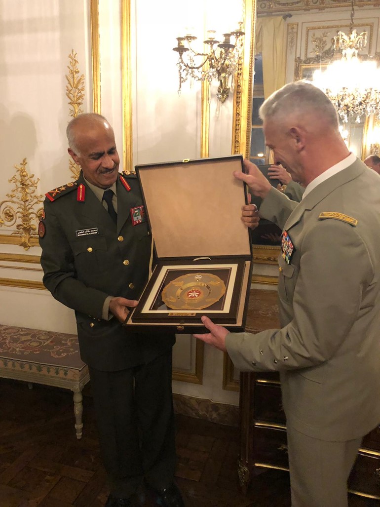 رئيس الأركان الفريق الركن محمد الخضر يقدم درعا تذكارية لنظيره الفرنسي