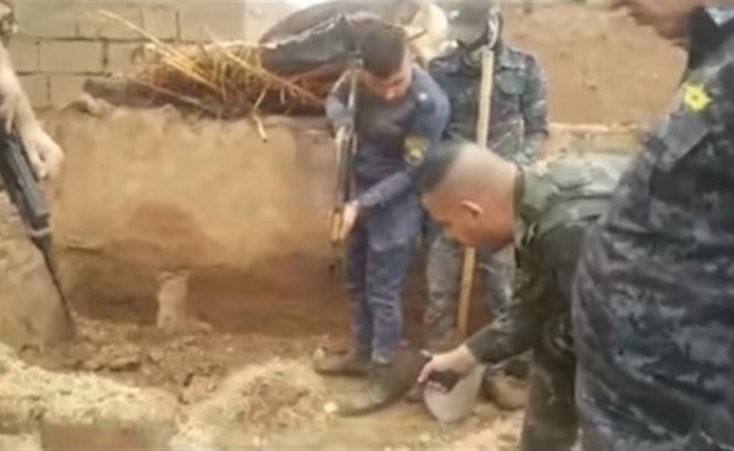 بالفيديو.. إرهابي في العراق يخرج من القبر حياً
