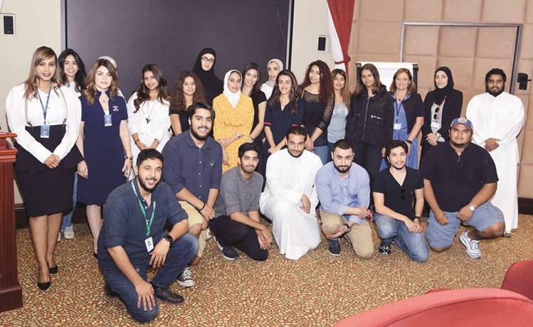 ممثلو بنك برقان مع الطلبة المشاركين في البرنامج﻿