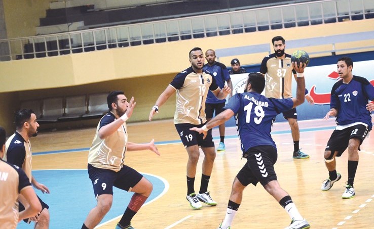لاعب الشباب سعد الحيدري فك شفرات برقان بتصويبات بعيدة وفي الاطار حارس مرمى الشباب مبارك يوسف﻿