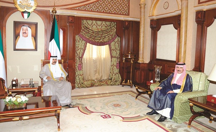 سمو ولي العهد الشيخ نواف الأحمد مستقبلا الشيخ مبارك الدعيج ﻿