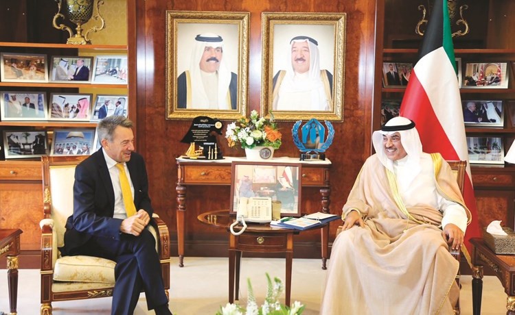 الشيخ صباح الخالد مستقبلا رئيس اللجنة الدولية للصليب الأحمر بيتر ماورير﻿