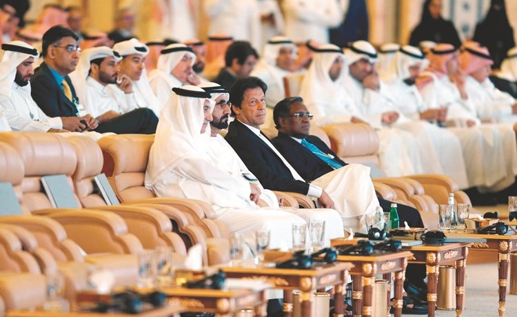 نائب رئيس الإمارات رئيس مجلس الوزراء حاكم دبي الشيخ محمد بن راشد في مقدمة الحضور﻿