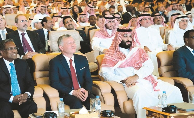  صاحب السمو الملكي الأمير محمد بن سلمان والعاهل الأردني الملك عبدالله الثاني في مقدمة الحضور خلال مؤتمر مبادرة مستقبل الاستثمار السعودي (أ.ف.پ)﻿