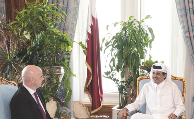 الشيخ تميم بن حمد مستقبلا رئيس فيفا جياني إنفانتينو﻿