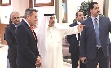 عبدالعزيز سعود البابطين مستقبلا رئيس اللجنة الدولية للصليب الأحمر بيتر ماورير﻿