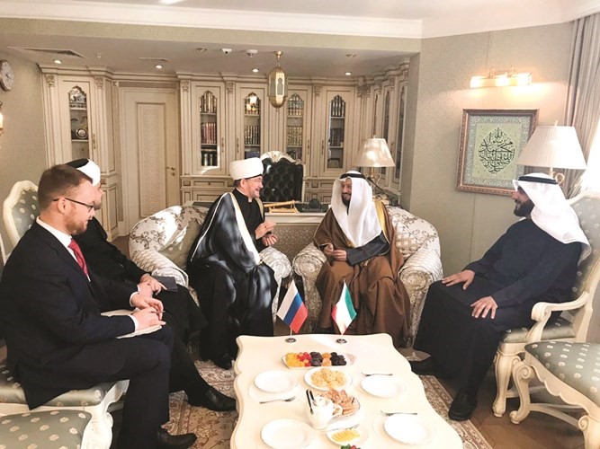 د.وليد الشعيب خلال لقاءاته مع المسؤولين عن المسابقة﻿