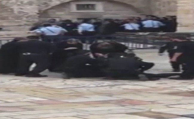شاهد.. اعتداء إسرائيلي على راهب قبطي بالقدس