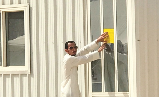 وضع ملصق على أحد التعديات ﻿