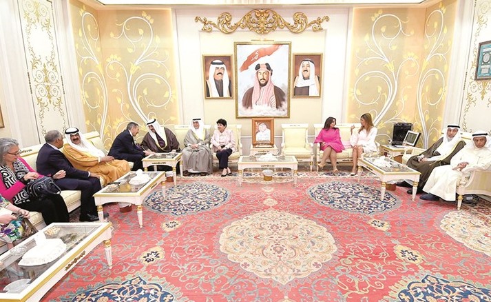 سمو الشيخ ناصر المحمد خلال استقباله رئيس اللجنة الدولية للصليب الأحمر بيتر ماورير والوفد المرافق له بحضور خالد الجارالله ود.إسماعيل الشطي ﻿﻿والشيخة د.رشا الصباح ود.محمد البصيري وعبدالرحمن الغنيم﻿