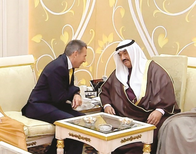 سمو الشيخ ناصر المحمد خلال اللقاء مع بيتر ماورير ﻿