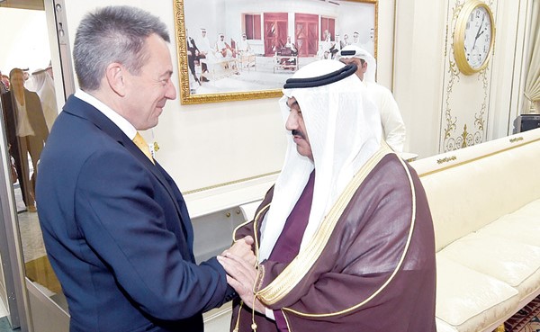 سمو الشيخ ناصر المحمد خلال استقباله رئيس اللجنة الدولية للصليب الأحمر بيتر ماورير