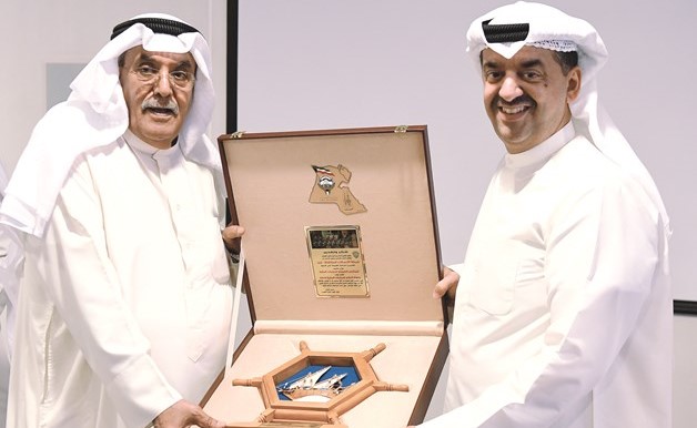 اللواء المتقاعد فهد الفهد يكرم زين ممثلة بوليد الخشتي ﻿